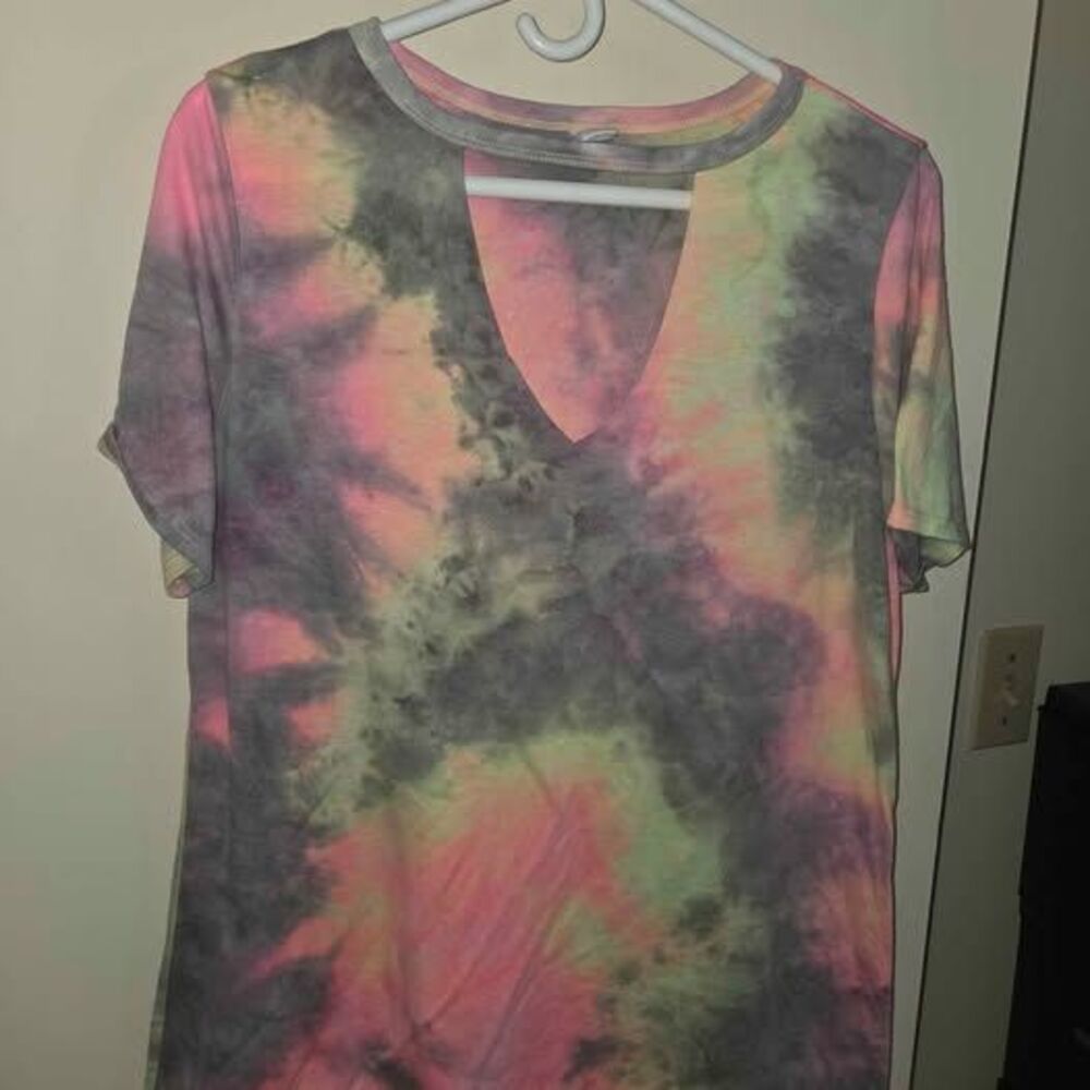 CY Fashion Tie-Dye Cutout V-Neck T-Shirt